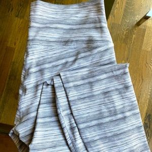 Lululemon Wunder Unders white and gray pattern. Size 8